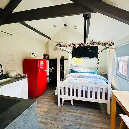 Tiny Romantic Retreat With Hot Tub On A Country Estate Near Cardigan Bay In Eryri Snowdonia Llanbedr  Exterior photo