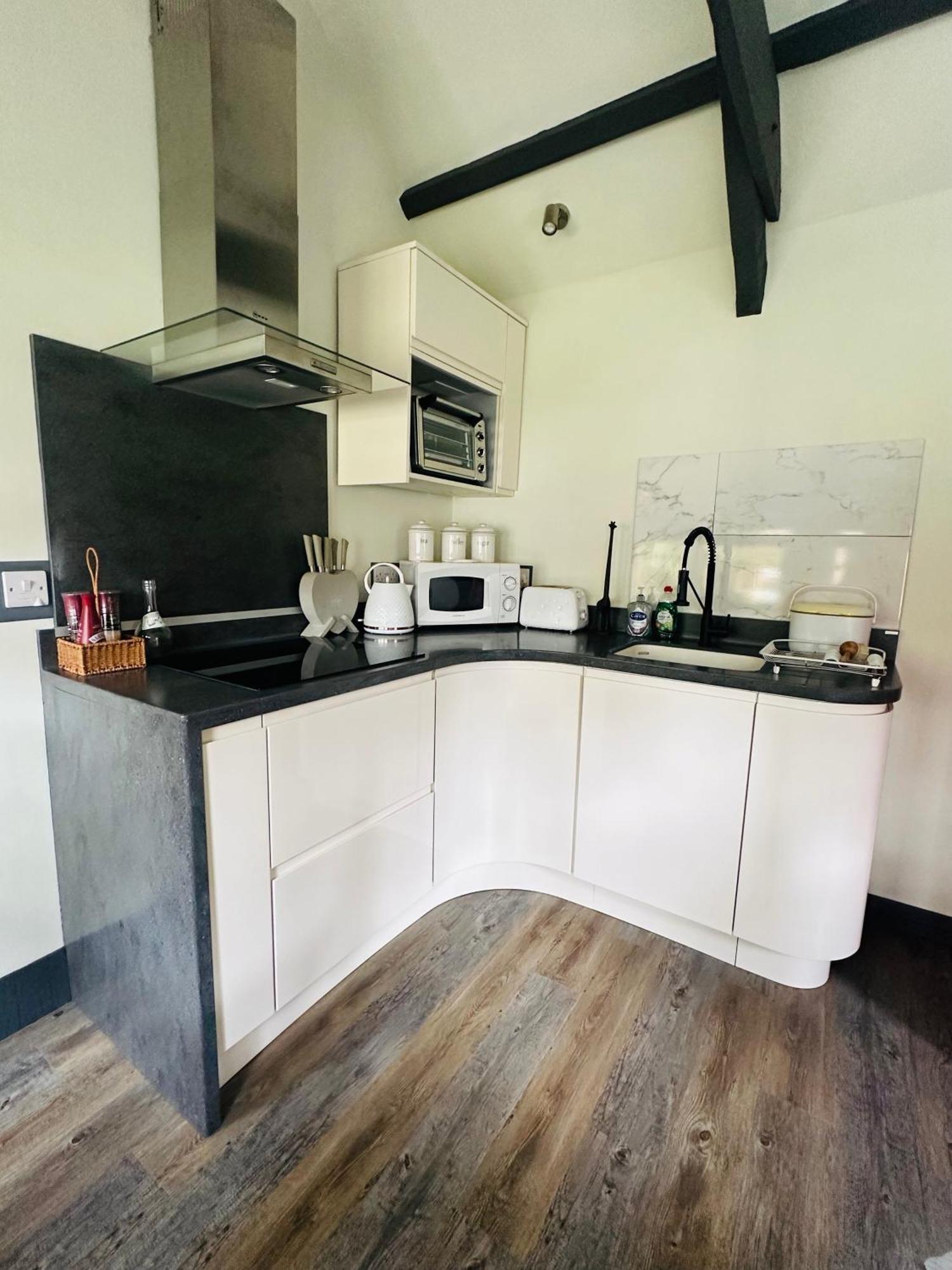 Tiny Romantic Retreat With Hot Tub On A Country Estate Near Cardigan Bay In Eryri Snowdonia Llanbedr  Exterior photo