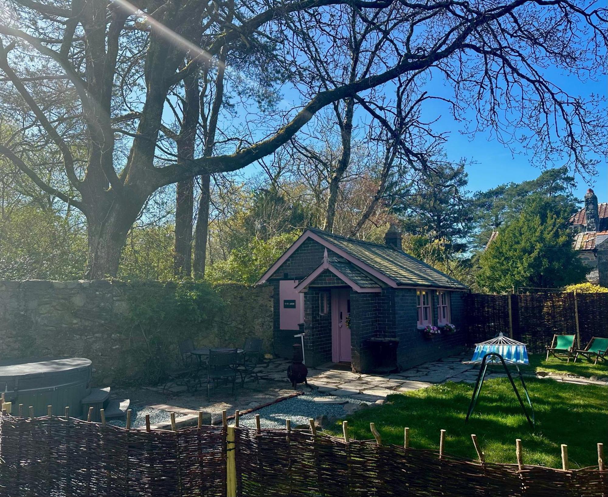 Tiny Romantic Retreat With Hot Tub On A Country Estate Near Cardigan Bay In Eryri Snowdonia Llanbedr  Exterior photo