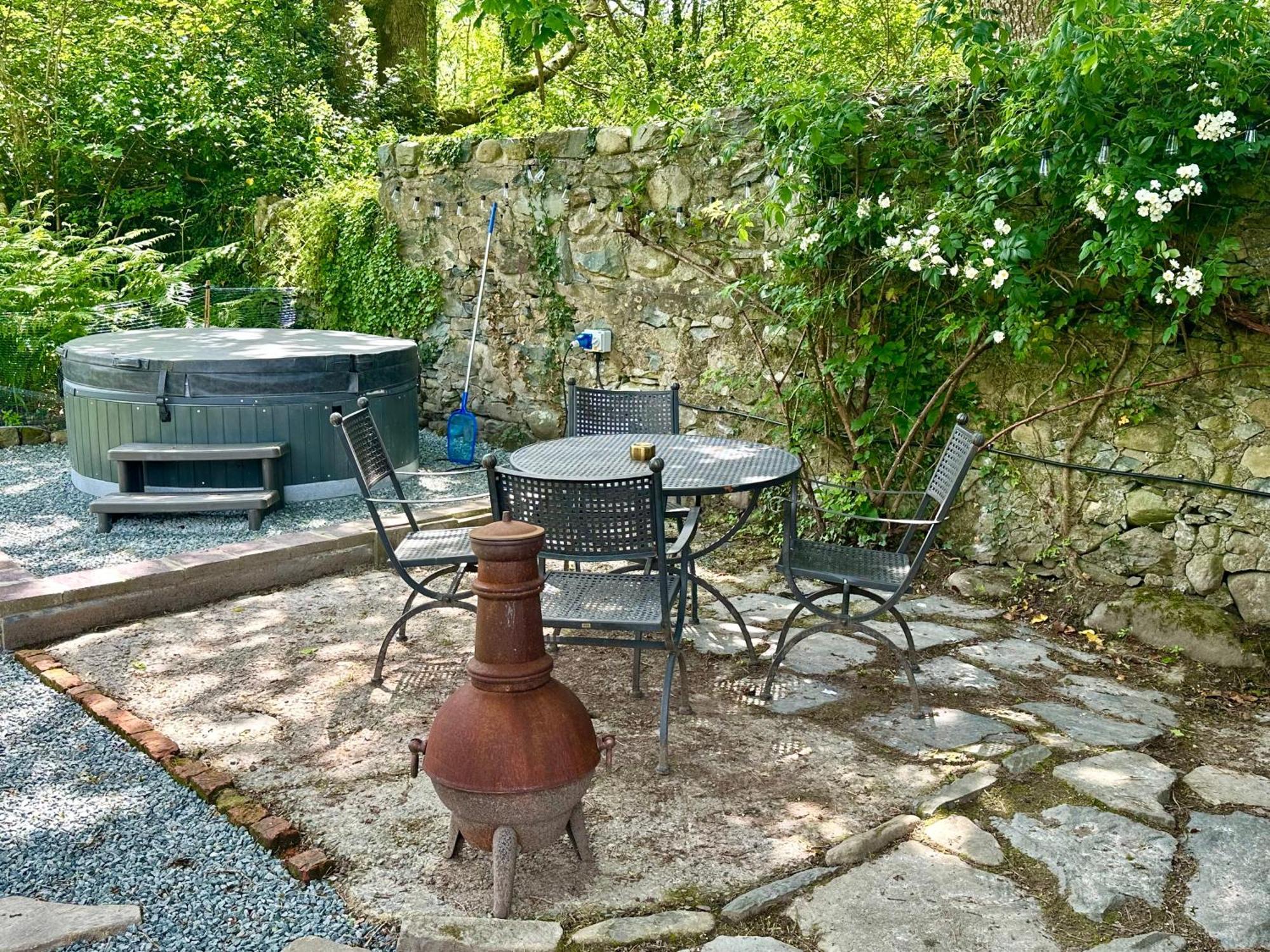 Tiny Romantic Retreat With Hot Tub On A Country Estate Near Cardigan Bay In Eryri Snowdonia Llanbedr  Exterior photo